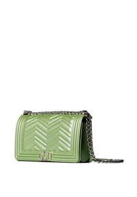 Borsa a tracolla in pelle verde trapuntata con catena, caratterizzata da un motivo a zig zag e una chiusura con logo argentato sul davanti.