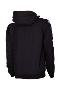 Zwarte hoodie met een gladde textuur, geribbelde manchetten en een kleurrijk patroon aan de mouwen. De achterkant toont een relaxte pasvorm.