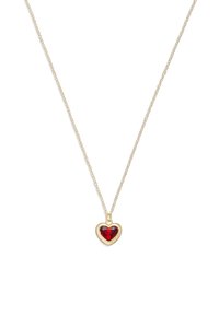 Collar de cadena de oro con un colgante en forma de corazón que presenta una piedra roja profunda, enmarcada en oro, con una superficie lisa y un acabado brillante.