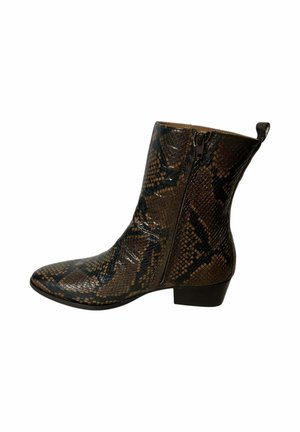 Knöchelhoher, spitz zulaufender Stiefel mit braun-schwarzer Schlangenhautstruktur, niedrigem Absatz und seitlichem Reißverschluss.
