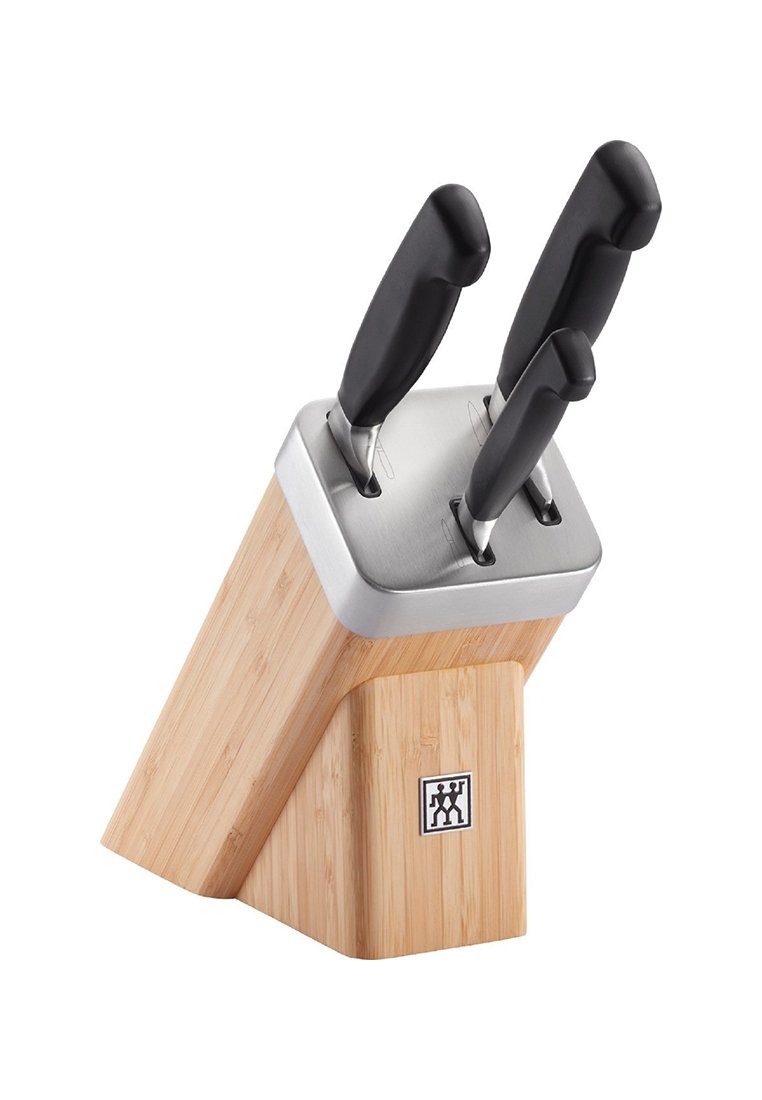 Knivblockset i bambu med silvermetal detaljer. Innehåller tre knivar med ergonomiska svarta handtag, vinklade för enkel åtkomst.