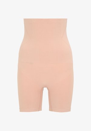 Beżowe szorty modelujące o bezszwowej konstrukcji, sięgające do połowy uda, o gładkiej teksturze. Nadają się do noszenia pod ubraniem jako warstwa bazowa.