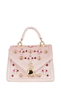 Blushrosa sammetsväska med gyllene detaljer, prydd med flerfärgade smycken och pärlor i ett geometriskt mönster. Har ett oväntat handtag.