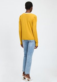 INFLUENCER V-NECK WITH PUFFED SLEEVES - Strickjacke - amber