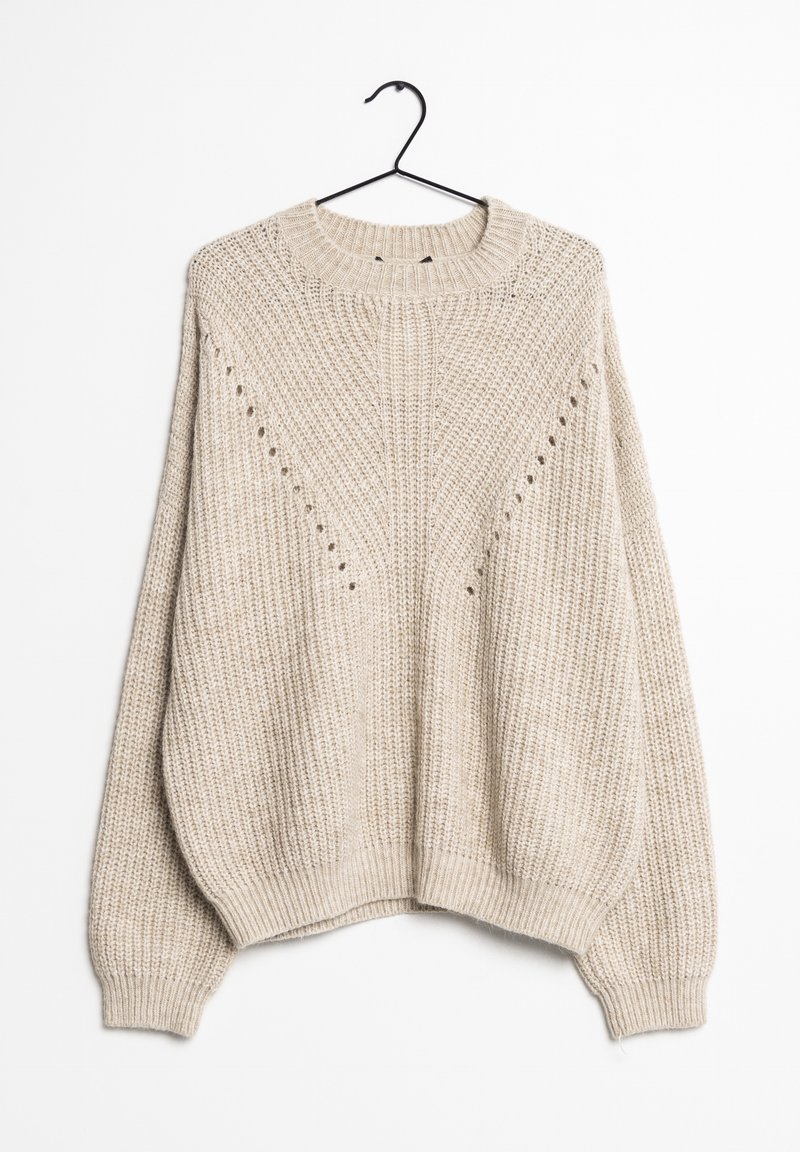 Pull beige en maille avec manches longues, col rond et motif texturé suspendu à un cintre noir sur fond blanc.