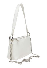 Borsa a tracolla in ecopelle bianca con chiusura a zip, tracolla regolabile e accento in catena argentata. Forma rettangolare con texture liscia.