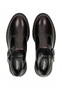 Chaussures T-strap en cuir bordeaux avec un embout rond, une boucle décorative et des détails découpés. Semelle plate avec une finition texturée.