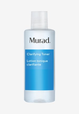 Transparente Plastikflasche mit einer klaren Flüssigkeit und einem weißen Deckel. Das Etikett zeigt Blautöne und den Text: "Murad Clarifying Toner."