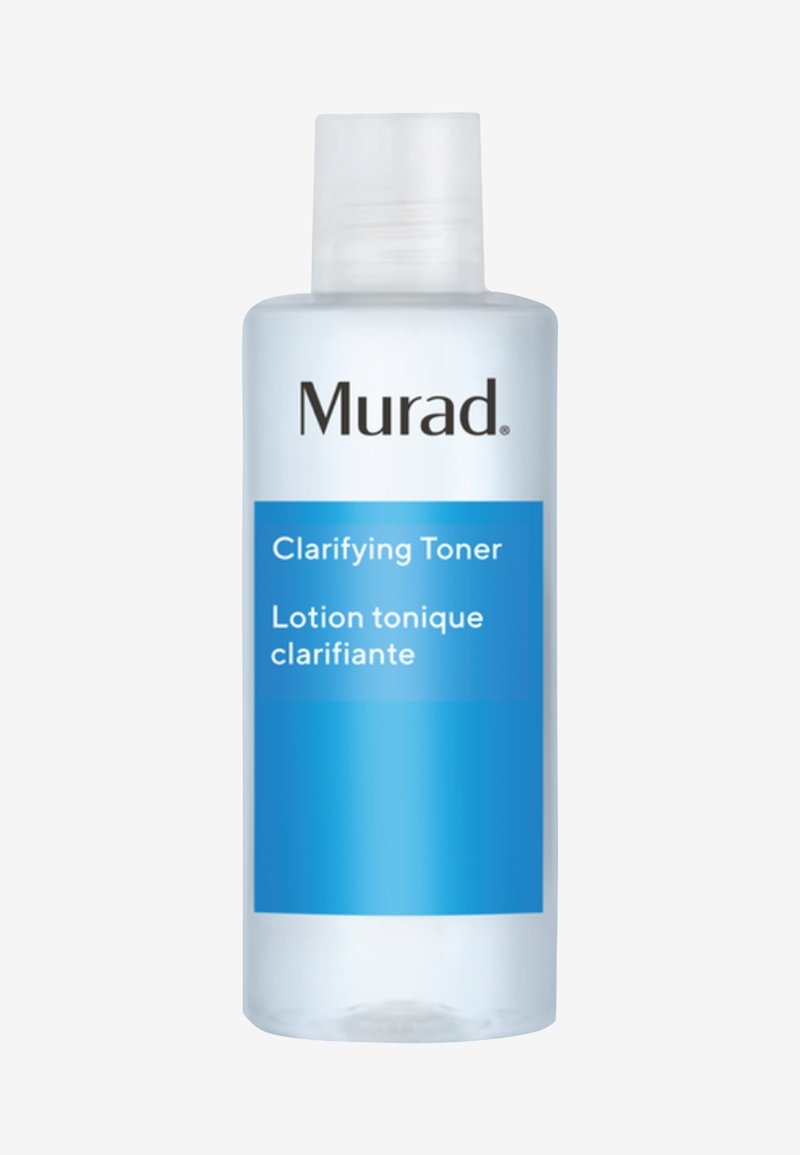 Bottiglia di plastica trasparente contenente un liquido chiaro, con un tappo bianco. L'etichetta presenta tonalità blu e il testo: "Murad Clarifying Toner."