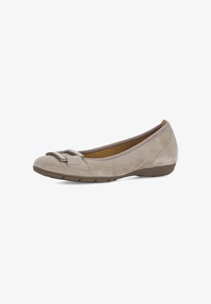 Lichtgrijze suède ballerina met een ronde neus, decoratieve bruin metalen accenten, flexibele zool en een soepele textuur.