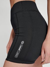 Höga svarta shorts gjorda av glatt, elastiskt tyg. Har en figursydd design, kontrasterande vitt logotyp och flatlock-sömmar för hållbarhet.