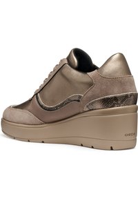 Bronzen leren en suède sneaker met metallic accenten, ronde neus, vetersluiting en een gestructureerde wigzool. Gelogde branding op de hiel.