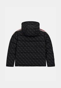 Giacca a vento nera con cappuccio, caratterizzata da una texture trapuntata e un motivo logo ripetuto. Strisce rosse sulle spalle aggiungono contrasto.