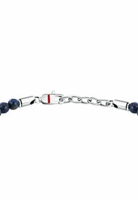 Bracciale di perline con pietre di lapislazzuli blu scuro, accessori in argento e chiusura a gancio, con un piccolo accento rosso sulla chiusura.
