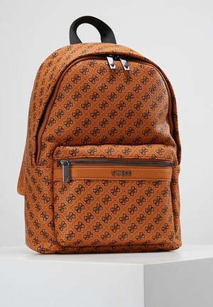 Brun Guess-rygsæk i læder med sort monogrammønster, forreste lynlåslomme og sort håndtag øverst.