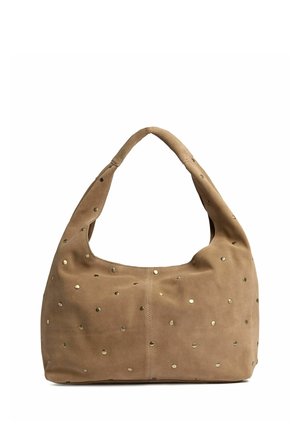 Geantă de umăr din piele întoarsă maro, cu ținte rotunde aurii uniform distribuite pe toată suprafața și o mânere moale, largă.
