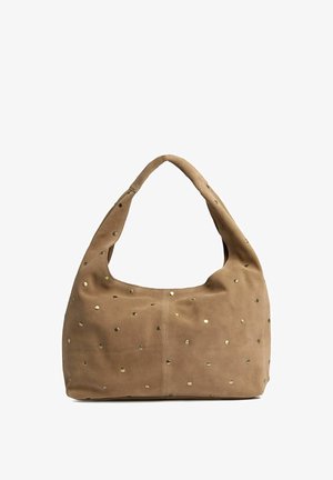 Borsa a tracolla in camoscio marrone con borchie tonde color oro distribuite uniformemente sulla superficie e manico morbido e largo.