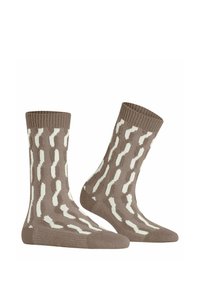 Braune Socken mit einer gestrickten Textur, die ein sich wiederholendes weißes Wellenmuster aufweisen und einen gerippten Bund für zusätzlichen Komfort und guten Sitz haben.