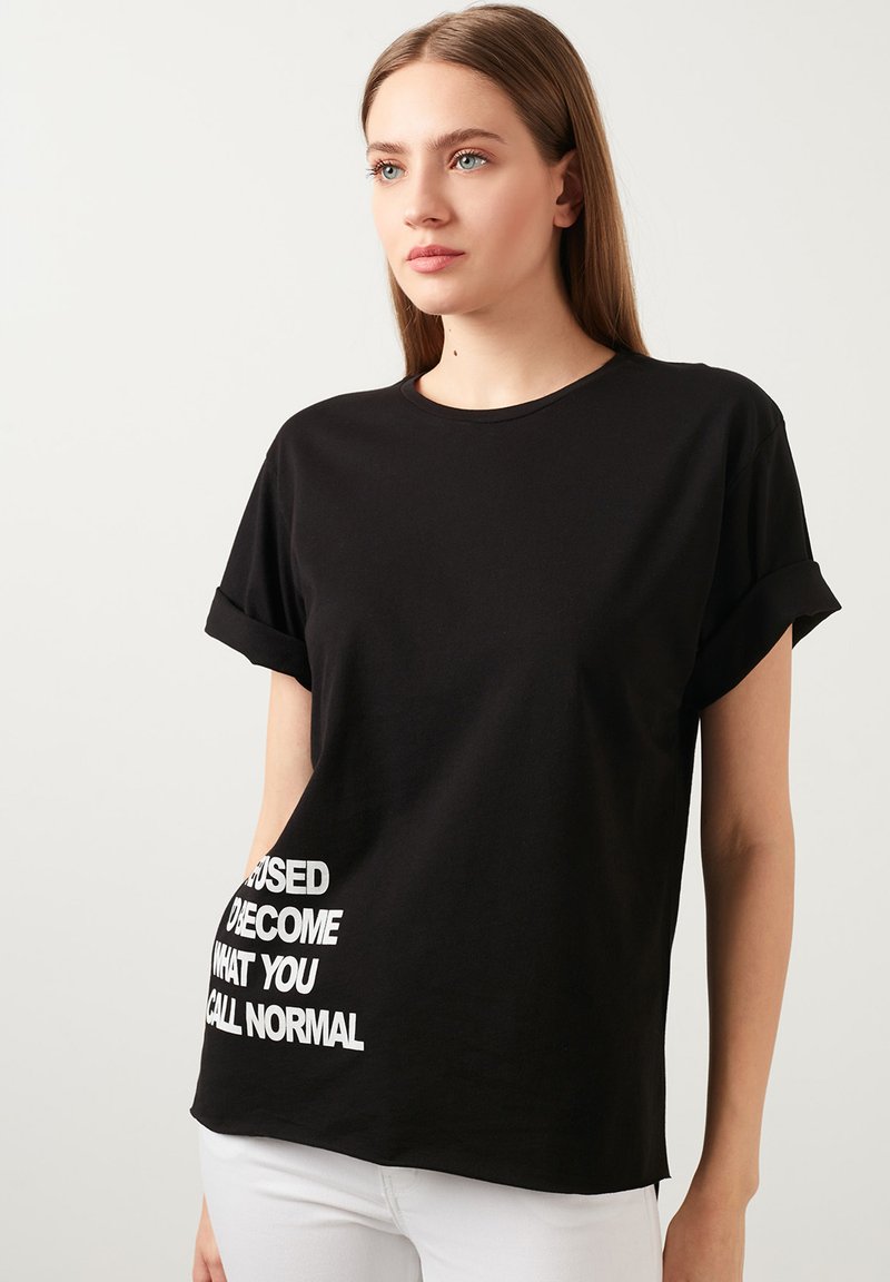Damen T-Shirts | LELA T-Shirt print black/schwarz - OM46570 Damen T-Shirts | LELA T-Shirt print black/schwarz - OM46570
