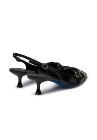 Scarpe slingback nere in pelle con punta appuntita, tacco scolpito piccolo e dettagli decorativi con fibbia sul davanti. Sottopiede blu.