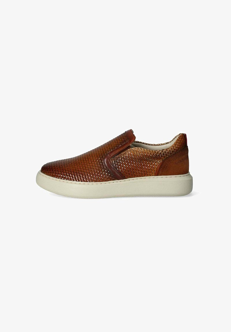 Scarpa slip-on realizzata in pelle intrecciata marrone con superficie texture. Presenta una suola in gomma bianca e un pannello d'accento in pelle liscia.