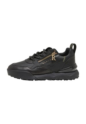 Sort læder sneakers med snørelukning foran, guld lynlås på siden, kraftig sål og trækstrop ved hælen, mærket med "Replay" tekst og bogstavet "R" vedhæng.
