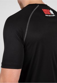 Gorilla Wear PERFORMANCE  - Camiseta estampada - black