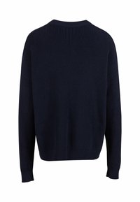 Maglione lavorato a maglia blu navy con texture a costine, scollatura rotonda e cuciture delle spalle abbassate. Taglio dritto con polsini e orlo aderenti.