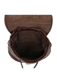 Brązowa skórzana torba o przestronnym wnętrzu, tekstylnym wykończeniu, z zamykaną na zamek kieszenią oraz dwoma metalowymi elementami służącymi do zapięcia. Okrągły kształt.