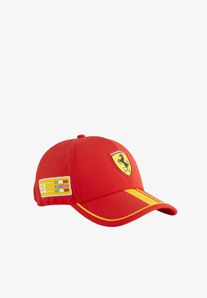 Czerwona czapka baseballowa Ferrari z żółtymi paskami na daszku, logo konia w galopie Ferrari z przodu oraz numer 51 z flagami na bocznej naszywce.
