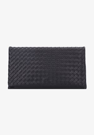 Czarna pleciona skórzana kopertówka. Prostokątny kształt z teksturowanym wzorem i gładkim brzegiem. Elegancki design, odpowiedni na formalne okazje.