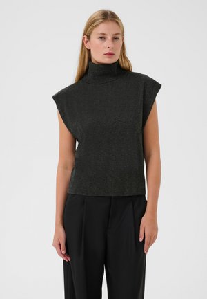 Haut sans manches gris foncé à col montant, fabriqué en tissu doux avec une coupe décontractée. Présente un design épuré et une surface légèrement texturée.