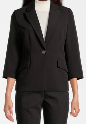 Blazer noir avec une fermeture à un bouton, des revers crantés et deux poches plaquées à l'avant. Présente des manches trois-quarts et une texture lisse.