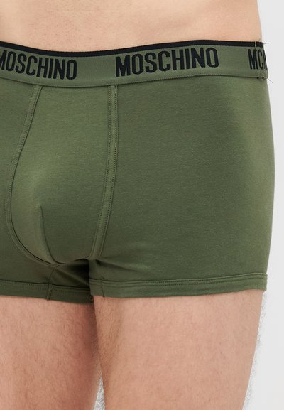 Maslinasto zelene bokserice s crnim pojasom s Moschino logom, izrađene od mekog pamučnog materijala i glatke teksture.