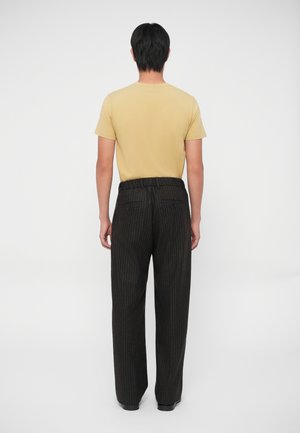 Classificação 9: NN.07 - KAY - Calças