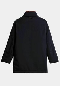 Giacca impermeabile nera con colletto alto, maniche lunghe e foderatura interna rossa. Presenta una tasca sul retro e un dettaglio con logo sulla manica.
