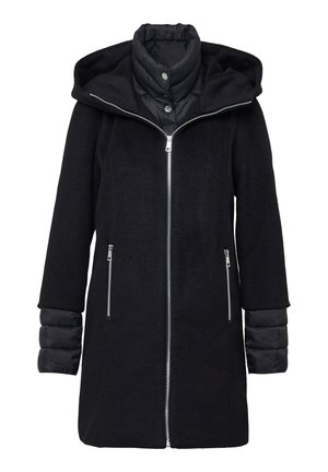Czarny płaszcz do kolan z kapturem, pikowanym kołnierzem i mankietami, przednim zamkiem błyskawicznym oraz zasuwanymi kieszeniami po bokach.