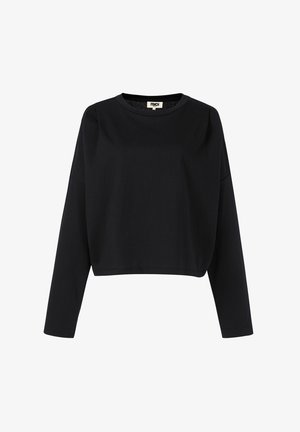 Zwarte cropped t-shirt met lange mouwen, een ronde halslijn en een klein logo-patch nabij de zoom op een witte achtergrond.