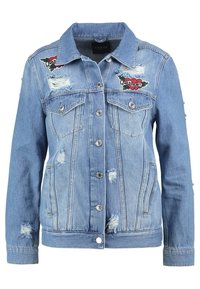 Světlemodrá džínsová bunda s dvěma výšivkami, roztrhanými detaily, předními kapsami a zapínáním na knoflíky. Klasický límečkový design.