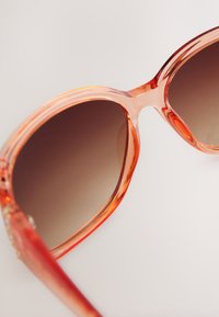 MIT ZIERAUSSCHNITTEN - Occhiali da sole - orange
