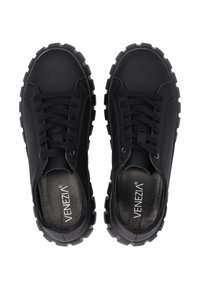Schwarze Sneaker mit einem glatten Leder-Obermaterial, dicker Gummisohle und runder Zehenpartie. Mit schwarzen Schnürsenkeln und geprägtem Logo auf der Zunge.