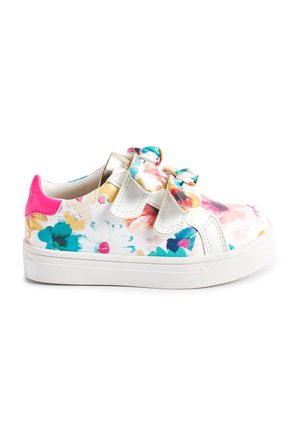 Hvid børnesneakers med farverigt blomsterprint, to stofsløjfer, lyserød hælfane og hvid gummisål.