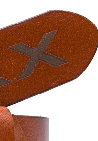 Bruine leren riem met een gladde textuur, voorzien van een donkerbruin gestikt "X" patroon aan het uiteinde van de riem, en een rafelige rand.