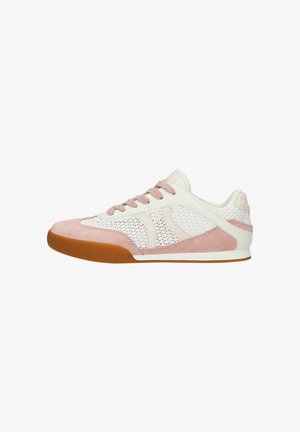 Baskets basses avec détails en daim rose, côtés en mesh blanc, lacets couleur crème et semelle en caoutchouc marron, vues de profil.
