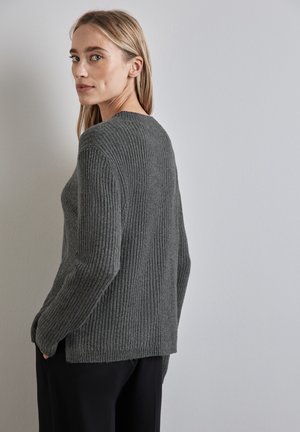 Grauer gerippter Pullover mit rundem Halsausschnitt, langen Ärmeln und lockerer Passform; besitzt einen strukturierten Stoff und seitliche Schlitze am Saum.