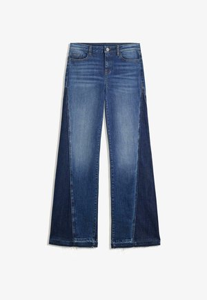 Jeans typu wide-leg z denimu, w mieszance jasnoniebieskiego i ciemnoniebieskiego koloru, z surowym wykończeniem i dwukolorowym wzorem, z subtelnym zblaknięciem i fakturą.