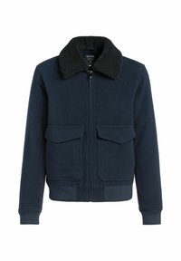 Granatowa kurtka bombowca z czarnym kołnierzem z sherpy, z suwakiem z przodu, dwoma dużymi kieszeniami z klapami oraz ściągaczami na mankietach i u dołu.