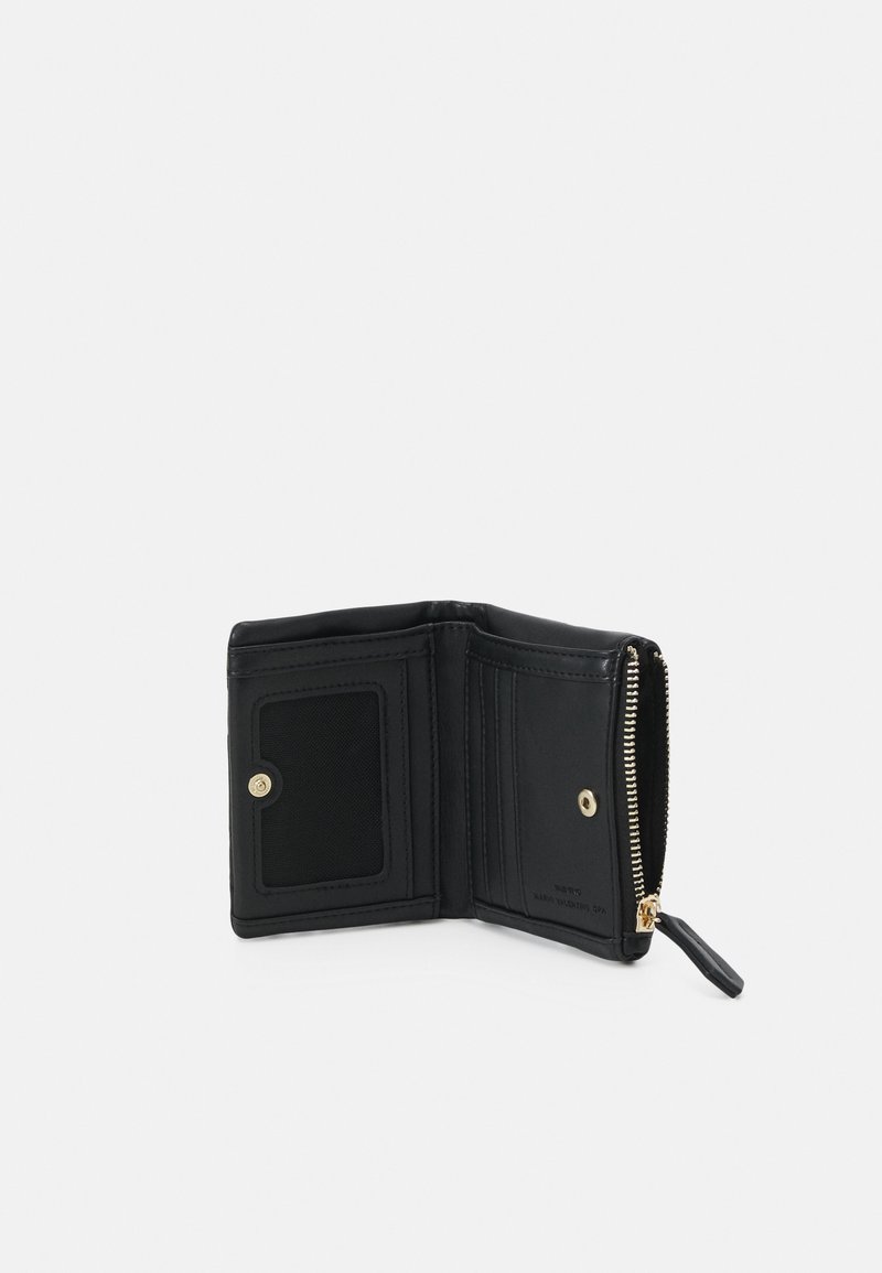 Portefeuille en cuir noir avec un compartiment zippé, une fente pour carte d'identité, des emplacements pour cartes et des accents en métal doré. Texture lisse, forme rectangulaire compacte.