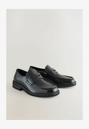 Sorte læder loafers med en glat finish, der har en rem over vristen, rund tå og en lav stabelhæll.