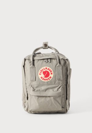 Grijze rugzak gemaakt van duurzaam stof met een grote voorkantzak, geweven schouderbanden en een ronde logopatch in rood en geel.